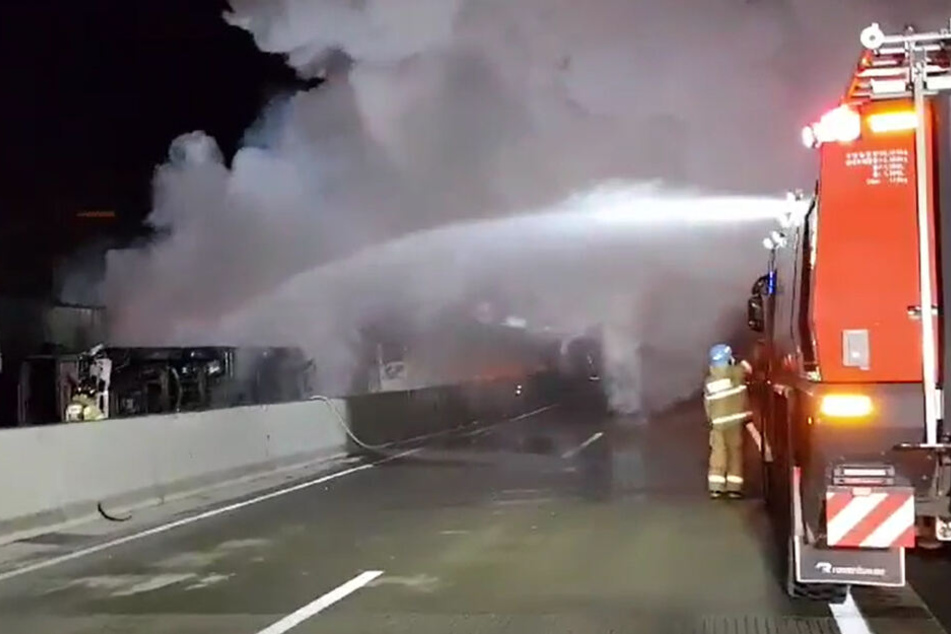 Dieses von einem Zeugen zur Verfügung gestellte Foto zeigt Feuerwehrleute während der Löscharbeiten nach einer Massenkarambolage auf einer Autobahn Richtung Youngcheon, Provinz Nord-Gyeongsang, 301 Kilometer südlich von Seoul.