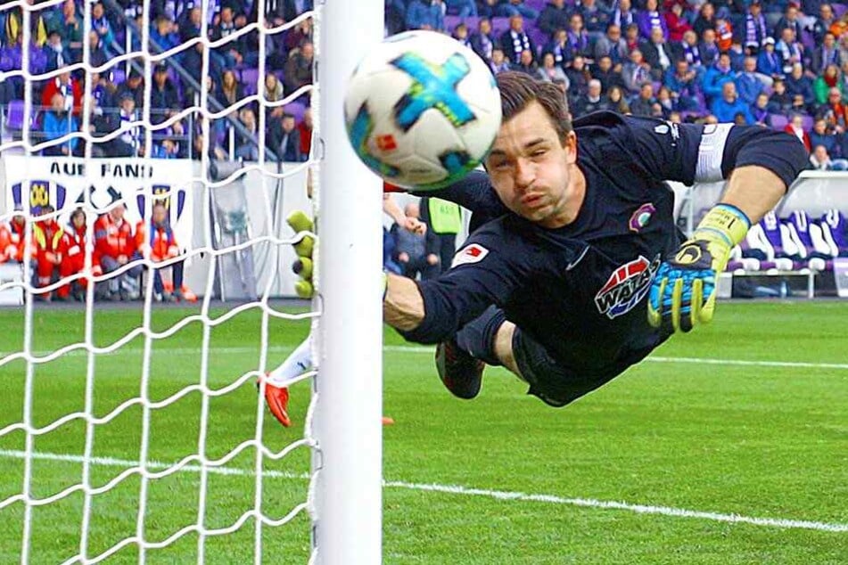 Martin Männel bot beim 1:1 gegen
Armina Bielefeld eine tolle Vorstellung. Auch diesen Ball lenkte er mit einer
tollen Flugparade um den Pfosten.