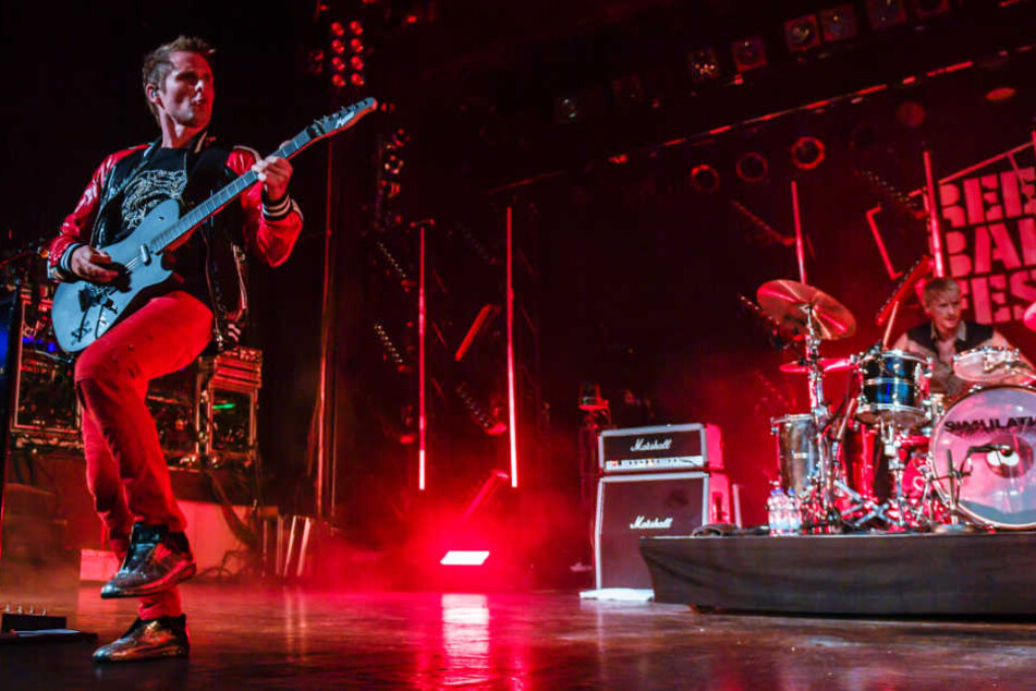 Matthew Bellamy, Gitarrist der Band Muse, steht beim Reeperbahnfestival mit Schlagzeuger Dominic Howard auf der Bühne des "Docks".