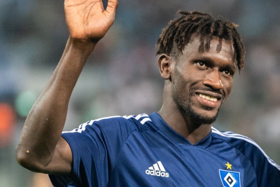 Bakery Jatta bedankt sich nach dem Sieg in Chemnitz bei seinen Fans.