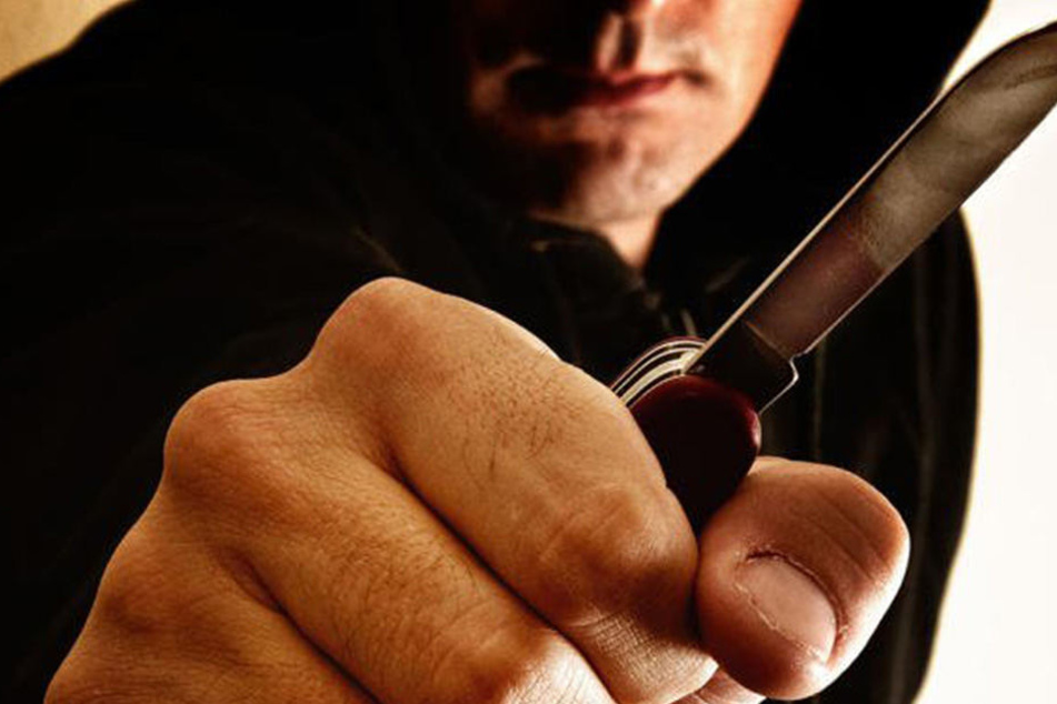 Vermutlich mit einem Messer wurde ein Mann vor einer Bar schwer verletzt. (Symbolbild)