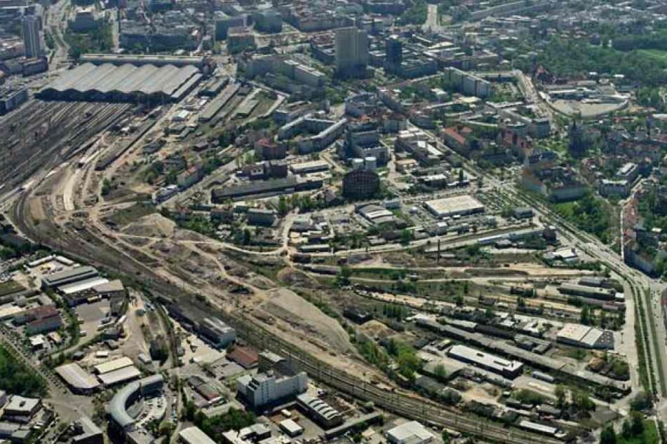 Das riesige Areal grenzt an das Gasometer Nord und verläuft entlang der Eutritzscher und der Delitzscher Straße. Links oben befindet sich der Hauptbahnhof.