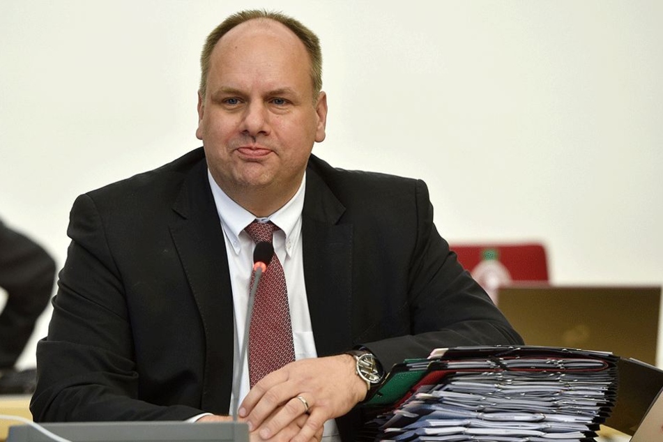 Unter den Augen von OB Dirk Hilbert hat der Stadtrat Donnerstag einen Plan für die Rettung des Wiener Platzes beschlossen.