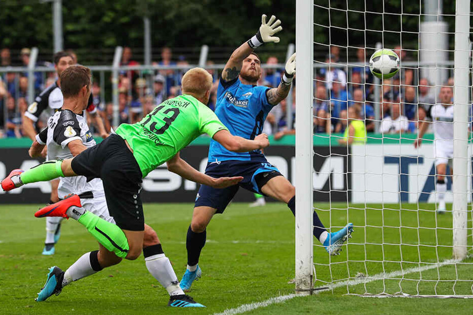 Starker kampf: Lars Lokotsch (M.) erzielt per Kpf das 3:3 für den SV Rödinghausen.