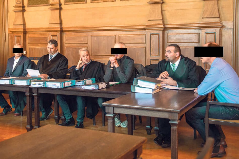 Die Polizeibeamten Thomas E. (54), Peter B. (49) und Thomas W. (50) sitzen wegen fahrlässiger Tötung auf der Anklagebank. Zur Aufklärung des Falls wurden vier Gutachten angefertigt.