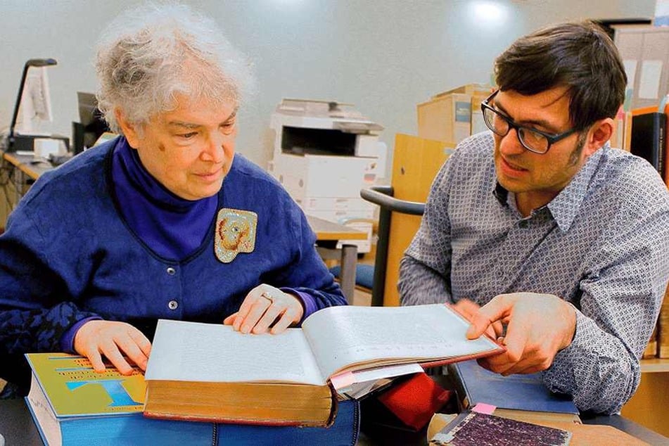 "Hertie"-Enkelin June Jasen aus New York schaut sich in der Bautzner Stadtbibliothek Bücher der Familiensammlung an.