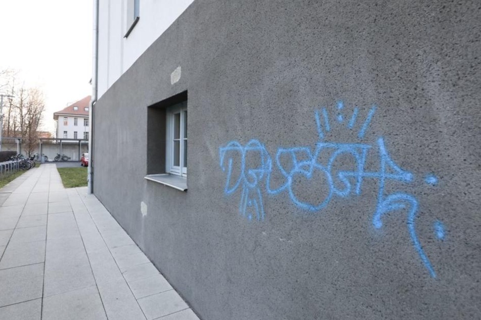 Am Verwaltungsgericht wurden diese Nacht mehrere Graffitis hinterlassen.