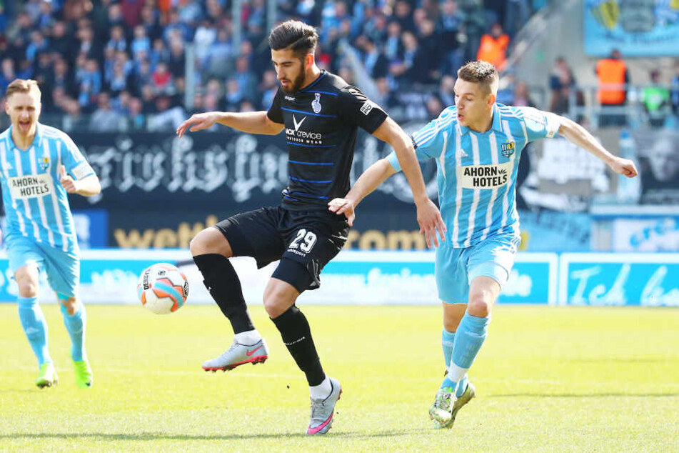 Daniel Frahn versucht Tugrul Erat den Ball abzujagen.