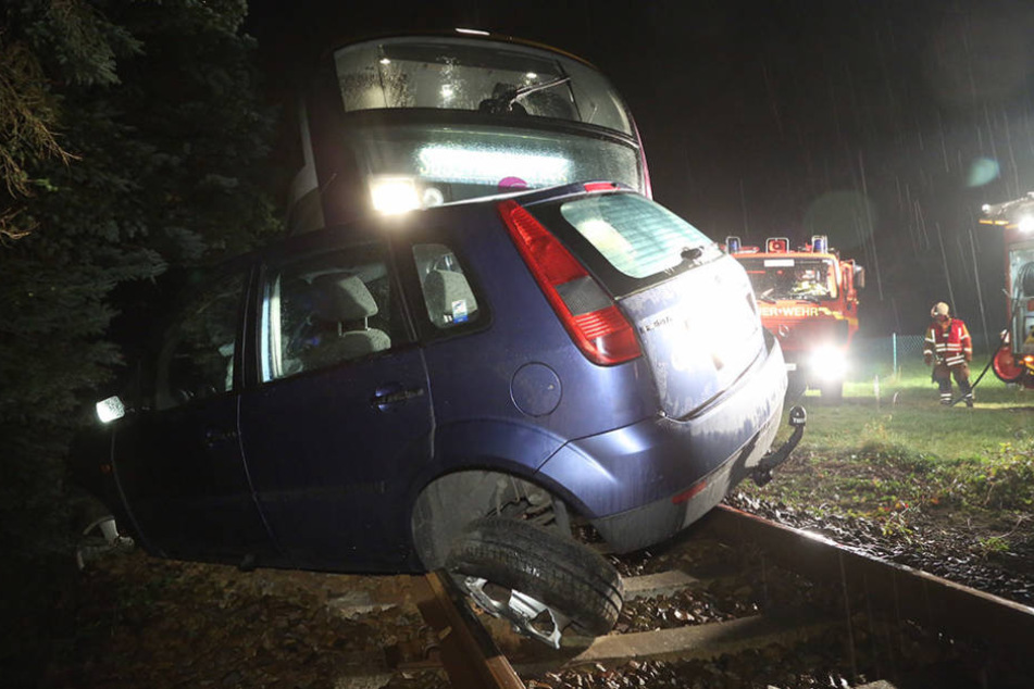 Der Zug schob den Ford noch meterweit vor sich her.
