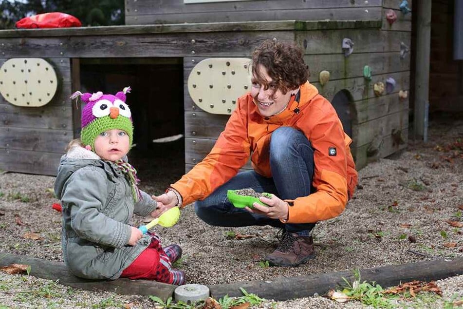 Malina und Mama Andrea spielen trotz Verbots gern auf dem „Turbo Paule“.