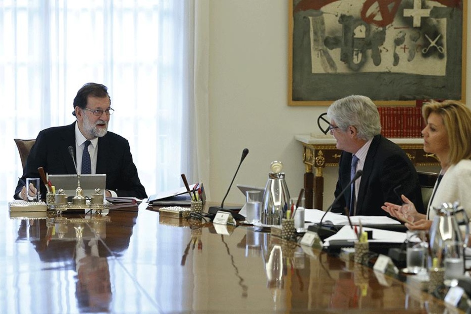 Der spanische Ministerpräsident Mariano Rajoy (l) leitet am 21. Oktober in Madrid eine Kabinettssitzung.