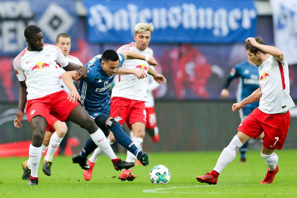 RB Leipzigs Dayot Upamecano (l.), Kevin Kampl (M.) und Marcel Sabitzer (r.) bei einem Spiel gegen den Hamburger SV.