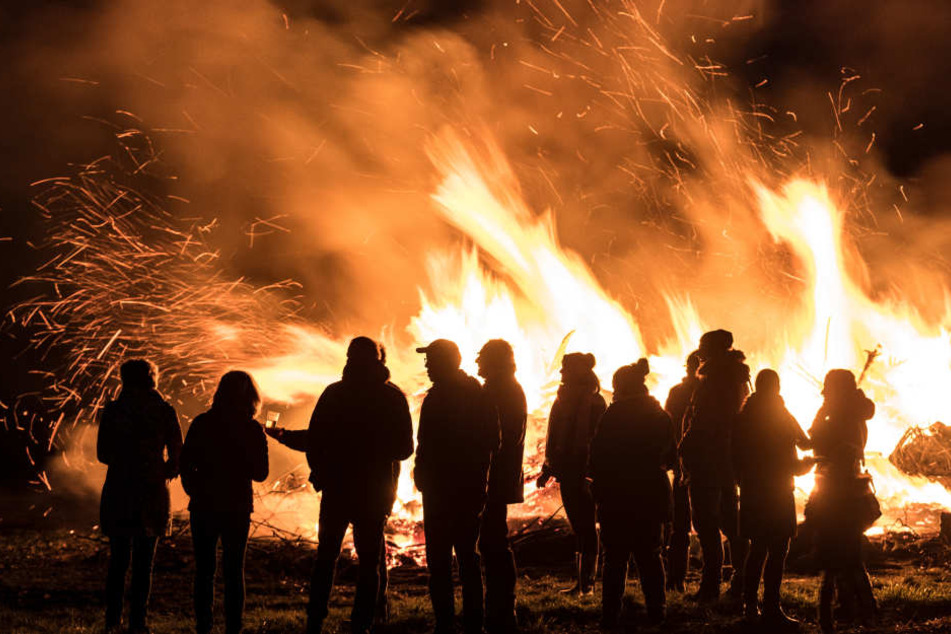 Um sich zu wärmen, hatten viele Menschen nah am Feuer gestanden, als es explodierte. (Symbolbild)