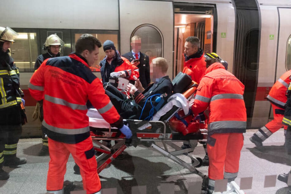 Die Rettungskräfte beim Abtransport des verletzten Zugbegleiters, der zu diesem Zeitpunkt bereits wieder ansprechbar ist.