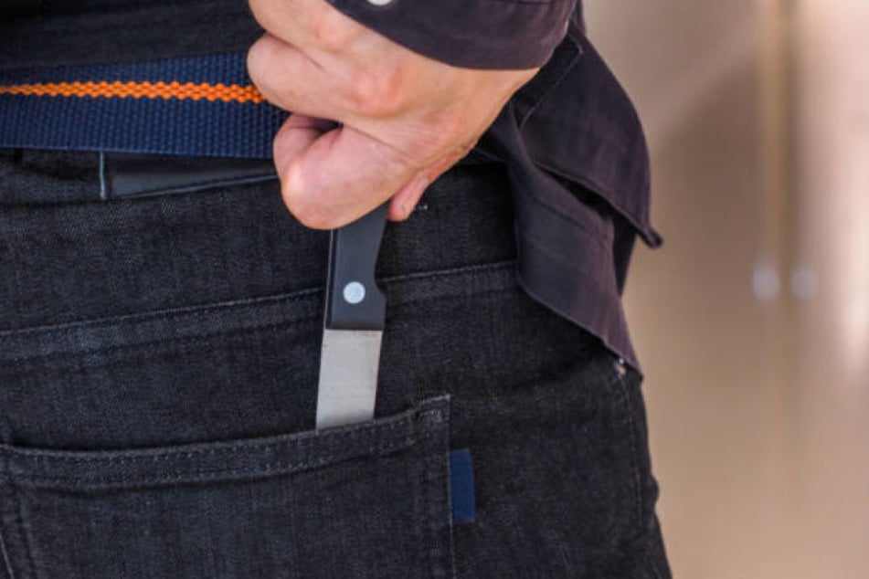 Die Schwurgerichtskammer sah es als erwiesen an, dass der 41-Jährige seinen Nebenbuhler auf offener Straße niedergestochen hatte. (Symbolbild)