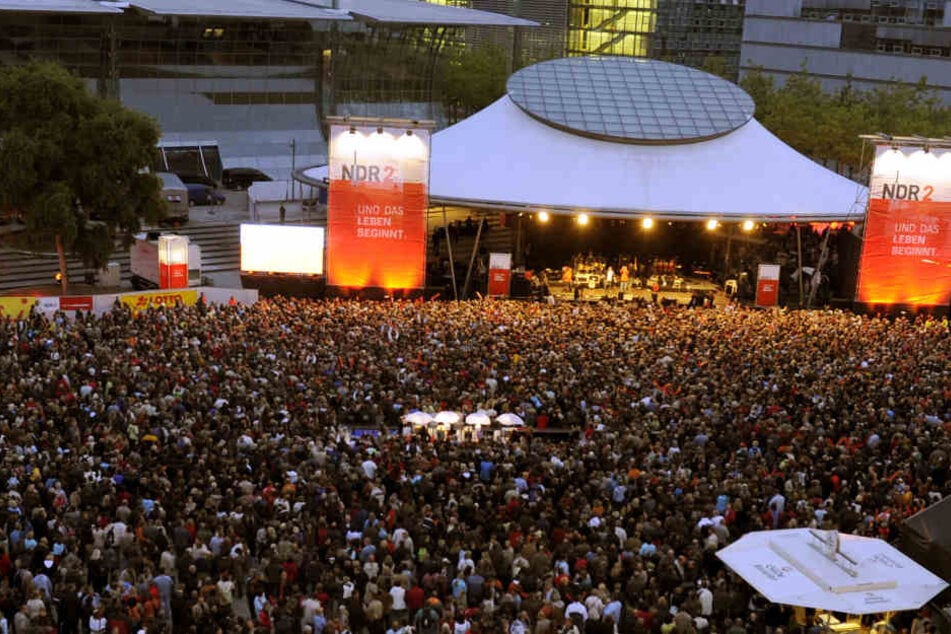 Der NDR 2 zieht sich vom Plaza Festival zurück: "Einige Textpassagen des Songs 'Marionetten aus dem neuen Album der Söhne Mannheims passen einfach nicht zu NDR 2."