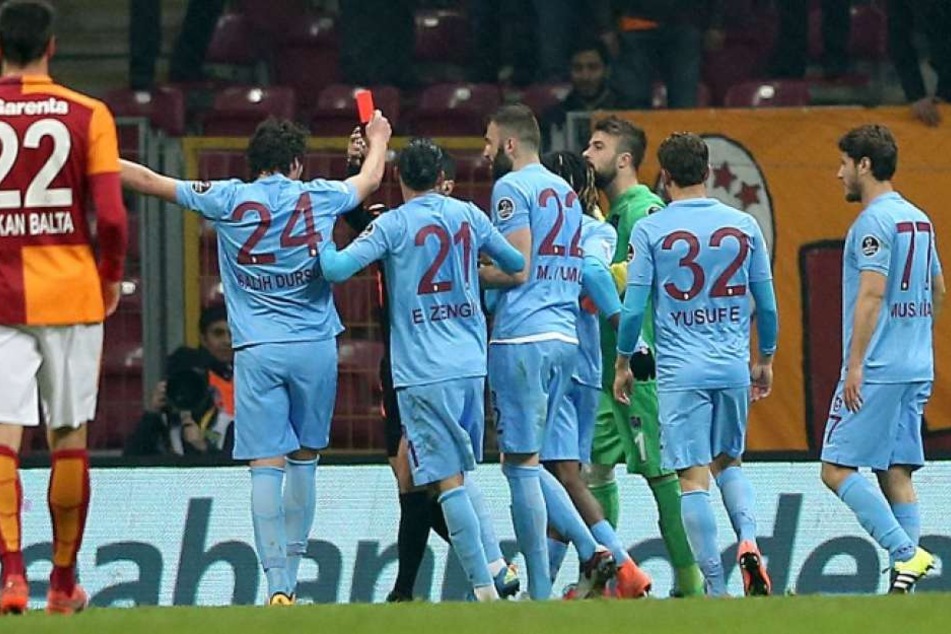 Während eines Spiels von Trabzonspor stieg der Fan auf einen der Sitze. Daraufhin verpasste der Verein ihm eine kuriose Strafe.