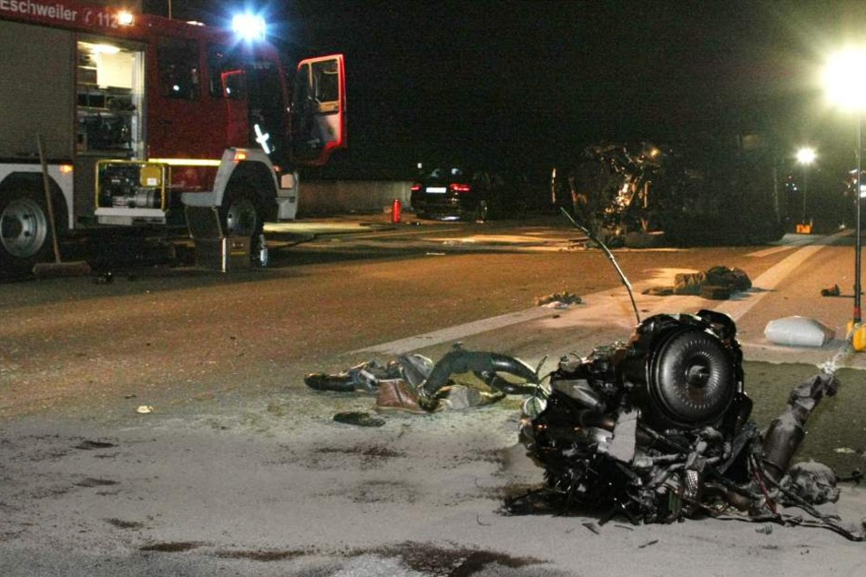 Zwei Schwerverletzte bei Horrorcrash auf der A4.