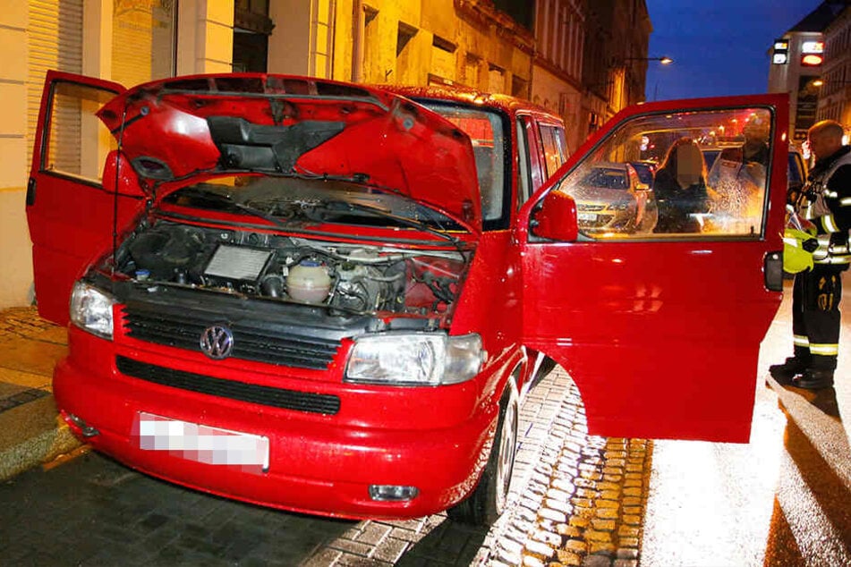 Die Feuerwehr konnte den brennenden VW schnell löschen.