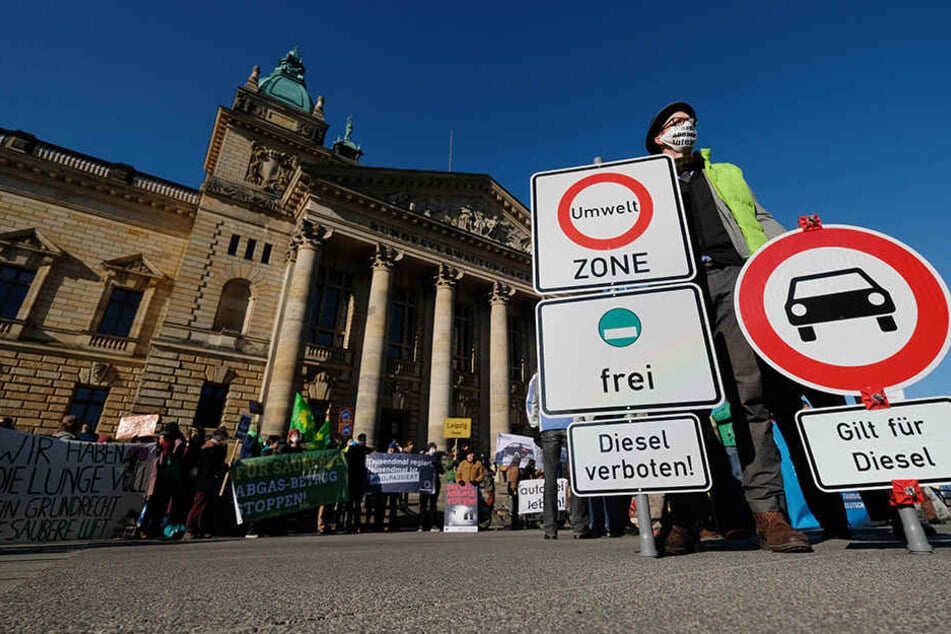 Umweltaktivisten versammelten sich gestern vorm Bundesverwaltungsgericht in Leipzig. Das Urteil könnte Signalwirkung haben.
