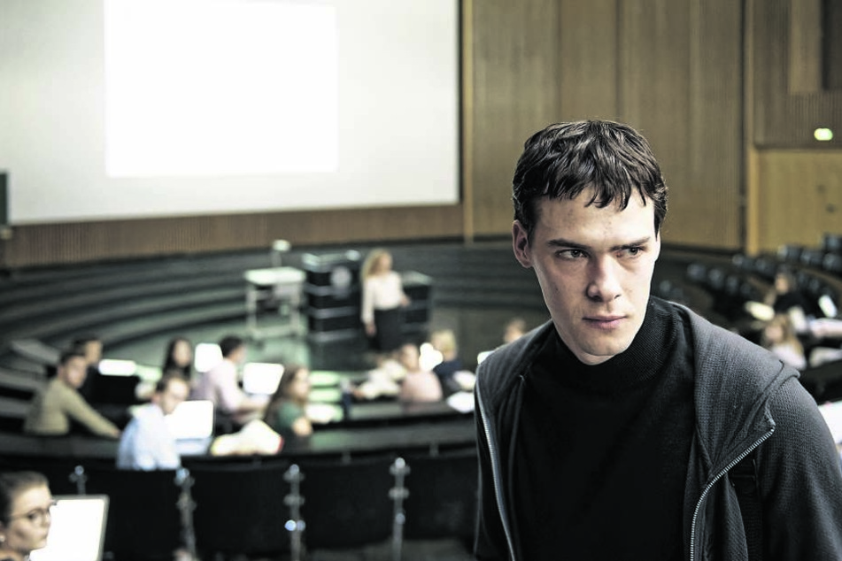 Die inneren Stimmen treiben Jurastudent Damian während seiner Vorlesung in den Wahnsinn.