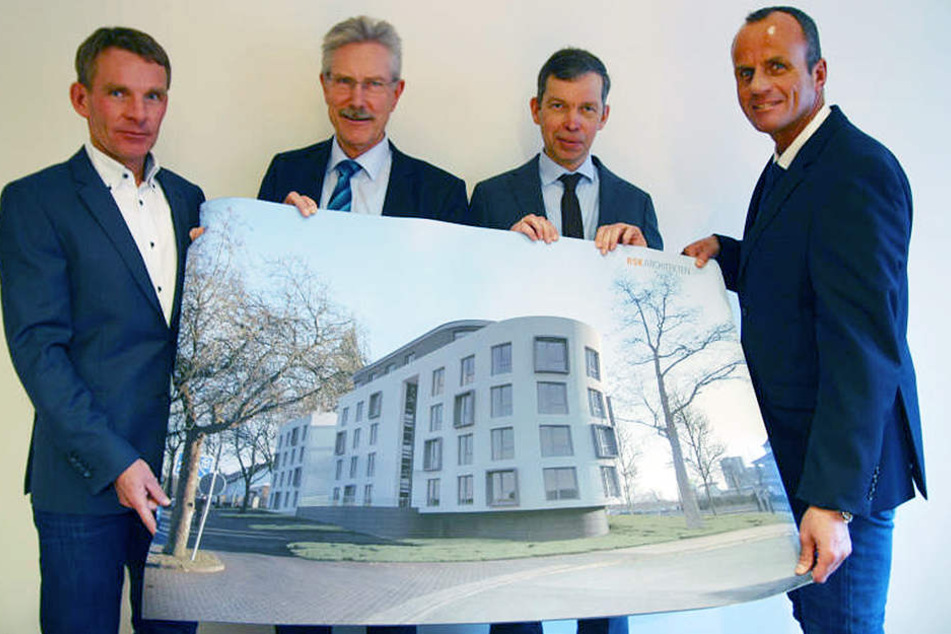 Ein Wohnheim mit hochwertiger Architektur soll entstehen: Hermann Loges, Bernhard Hartmann, Stephan Kleine und Thorsten Mertens (von links) präsentieren den Entwurf.