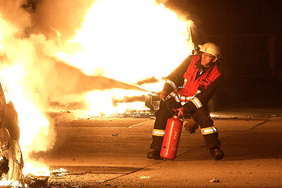 Die Feuerwehr hatte Mühe, die Flammen an den drei Orten unter Kontrolle zu bringen.