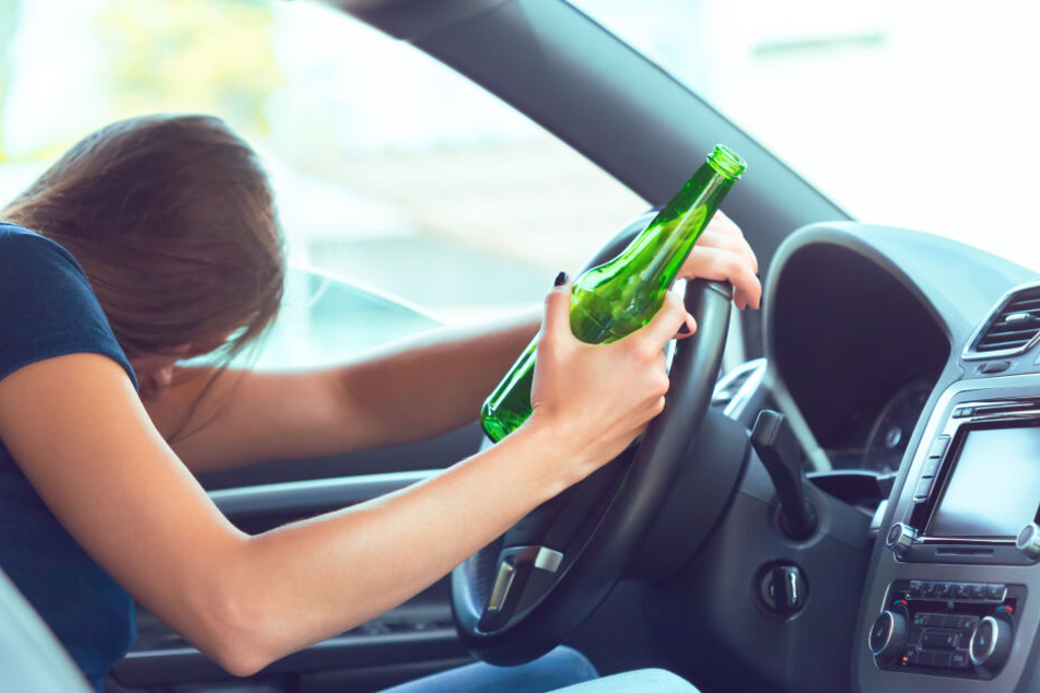 Fast drei Promille: Eine Frau krachte sturzbesoffen in einen Skoda. (Symbolbild)