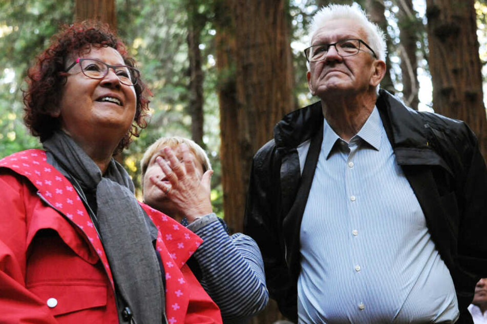 Winfired Kretschmann (rechts) und seine Frau Gerlinde (links) betrachten Mammutbäume im Muir Woods National Monument.