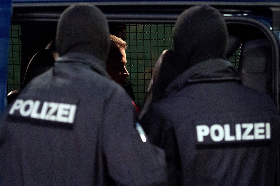 Mit Gewalt holten Polizisten die Familie aus der Unterkunft. (Symbolbild)