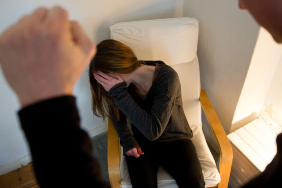 Die Frau war danach längere Zeit bewusstlos und musste behandelt werden. (Symbolbild)