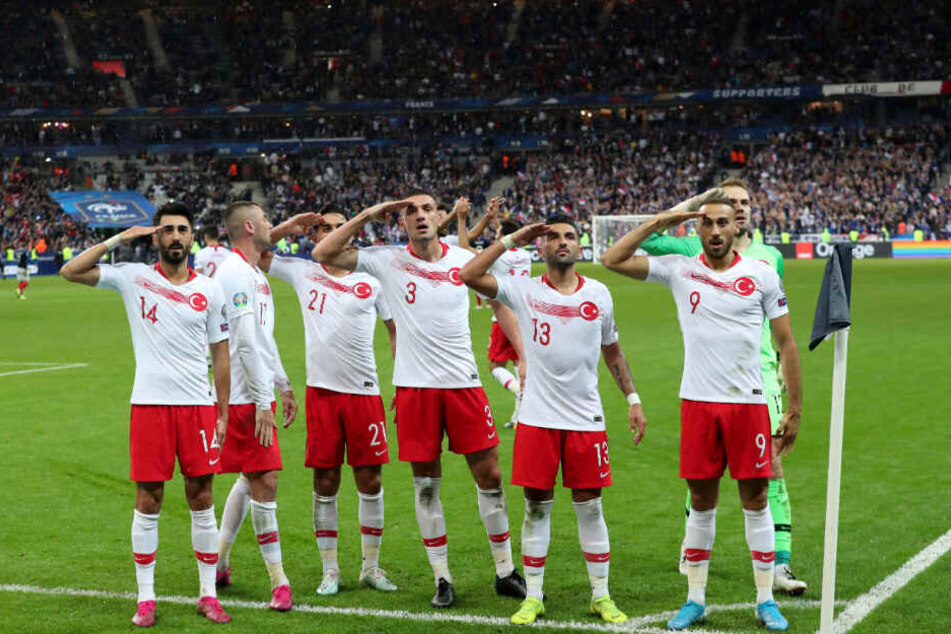 Während des EM-Qualifikationsspiels Frankreich gegen Türkei salutieren türkische Spieler nach einem Treffer.