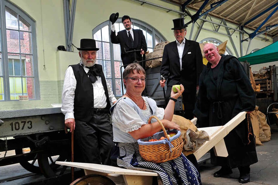 Wie kam Chemnitz zur ersten Straßenbahn? Das zeigen die Akteure des zugehörigen Theaterstücks im Straßenbahnmuseum. CVAG-Chef Jens Maiwald (54, ganz hinten) hat die Hauptrolle.