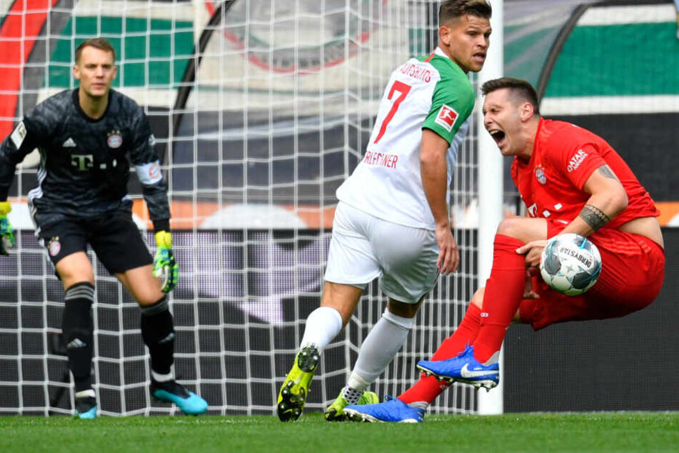 Niklas Süle sackt verletzt zusammen und hält sich das linke Knie. Es ging nicht weiter für den Bayern-Verteidiger.