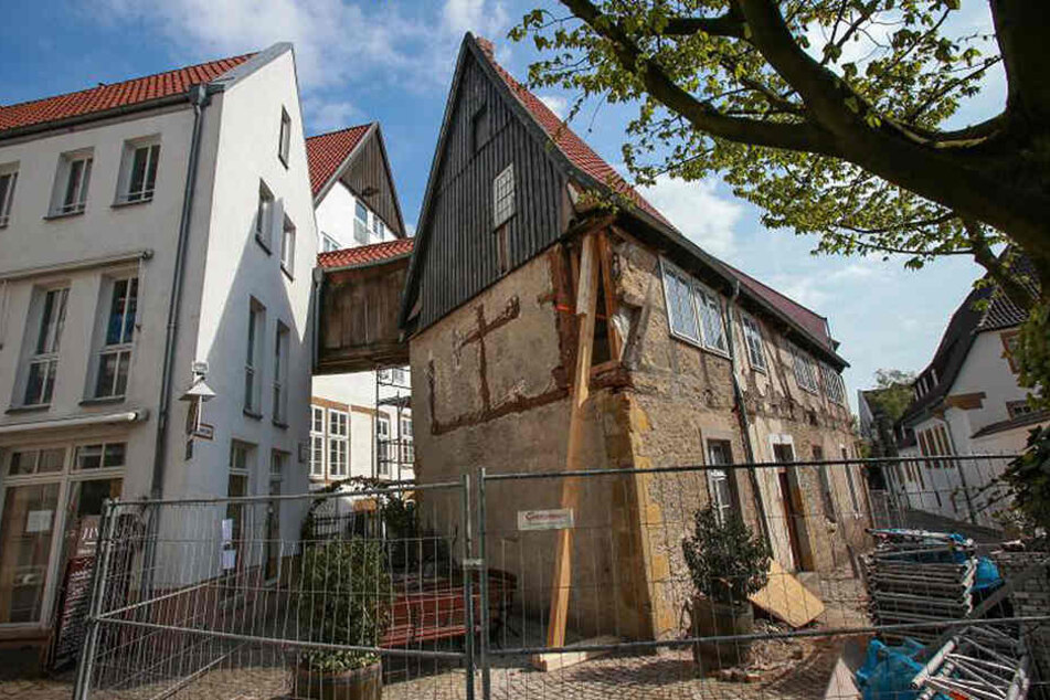 Das Fachwerkhaus sieht ziemlich mitgenommen aus. Fast 600 Jahre hat es bereits auf dem Buckel.
