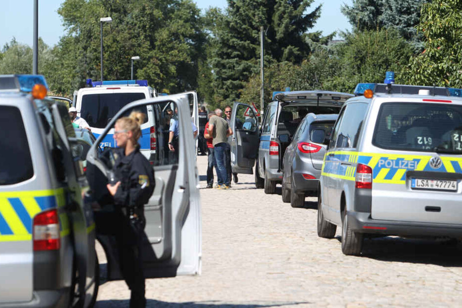 Beamte vor dem Haus von Adrian Ursache in Reuden.