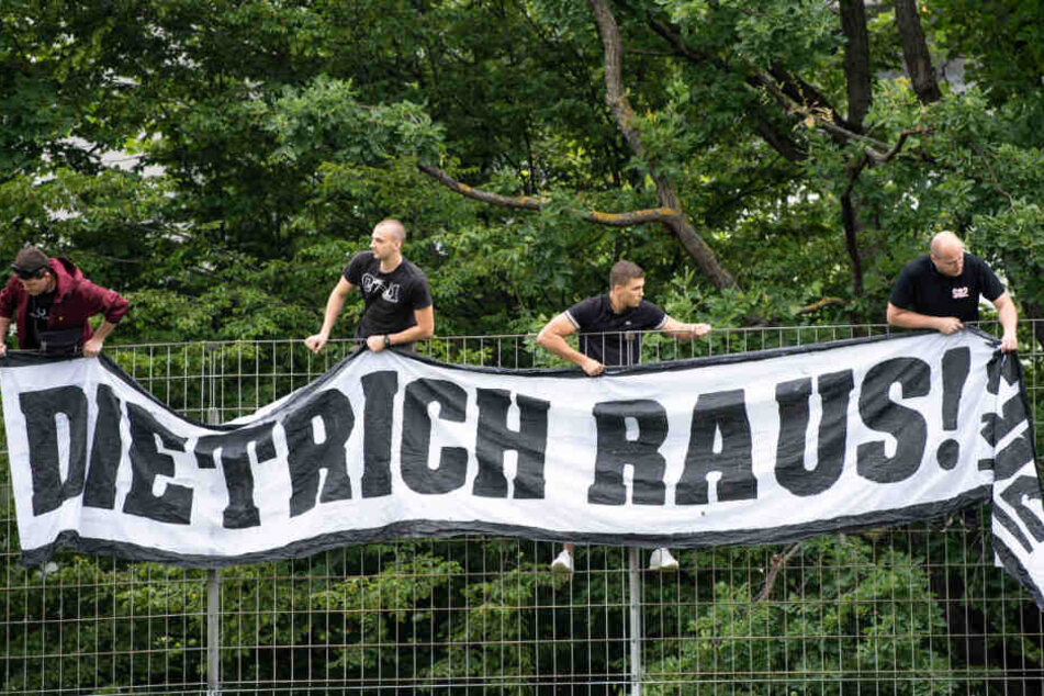 Die Forderung "Dietrich raus!" gibt es auch offline.