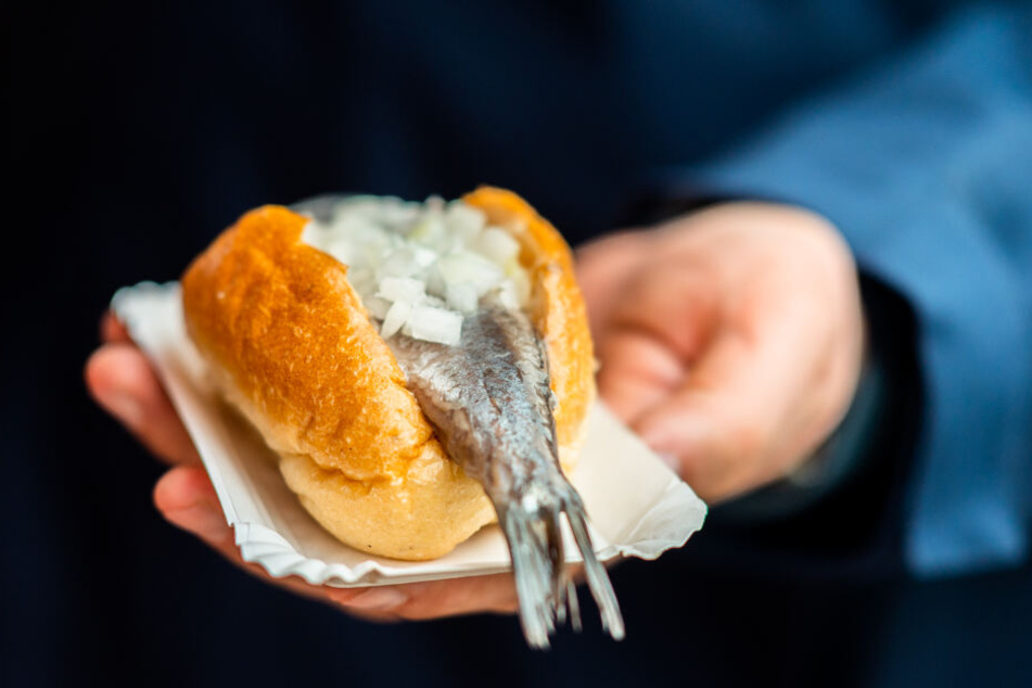 Ein Blick auf das klassische Matjesbrötchen.