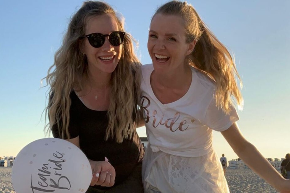 Mit Freundin Bella hat Kim-Sarah Brandts viel Spaß.