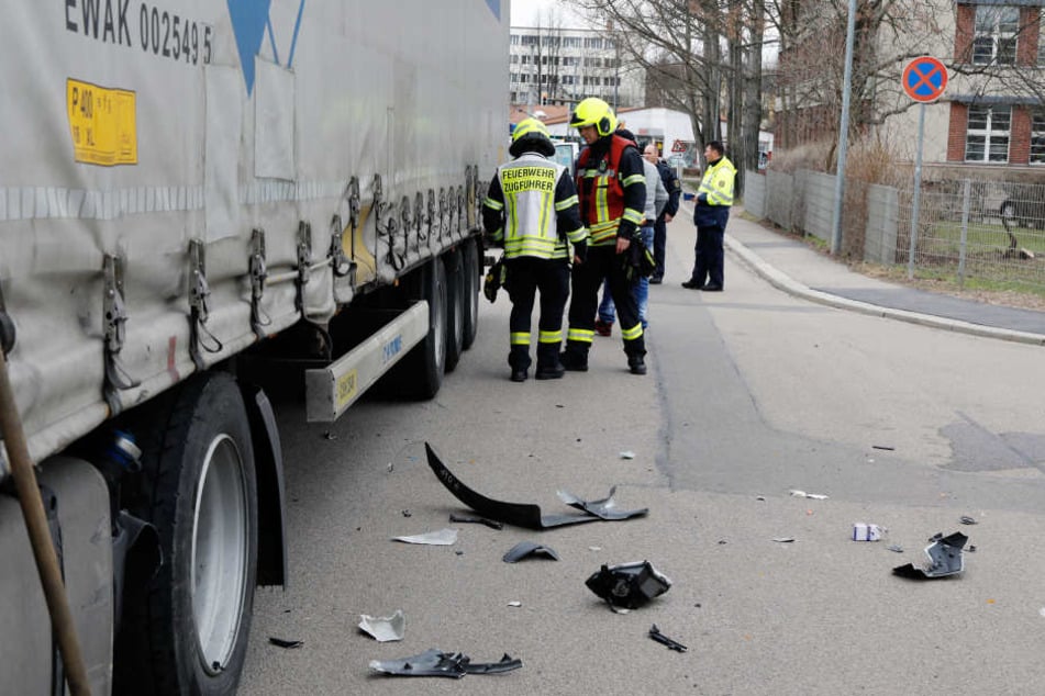 Der Motorradfahrer kollidierte an einer Kreuzung mit dem Lkw.