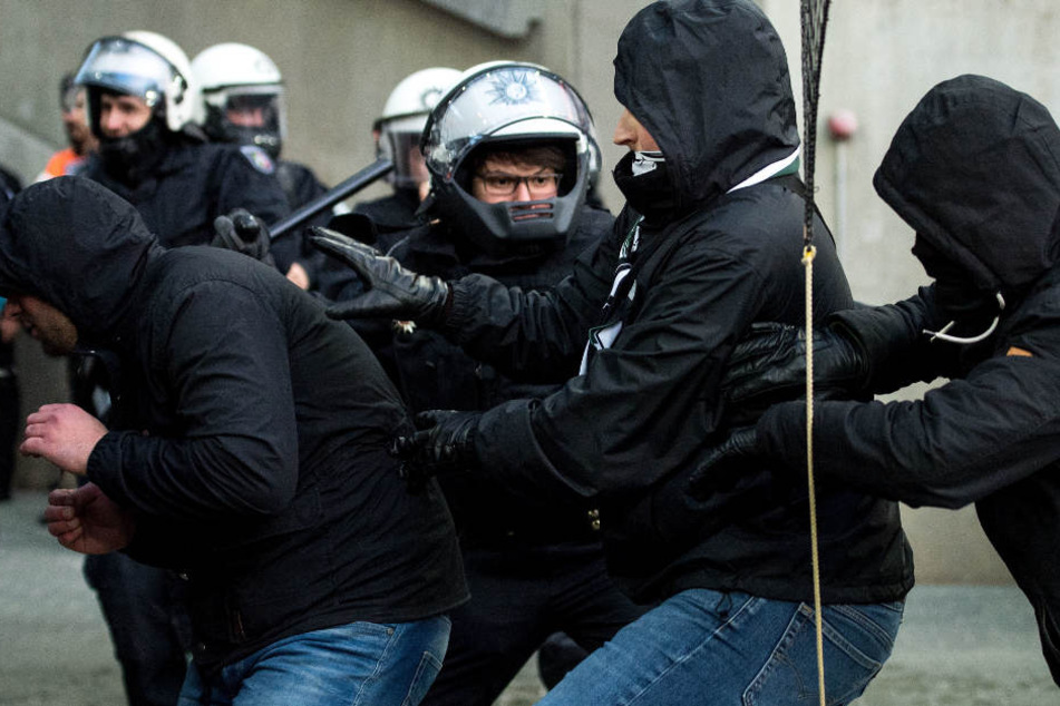 Wenn verfeindete Fangruppen aufeinandertreffen, dann ist die Polizei mit starken Kräften im Einsatz. (Symbolbild)