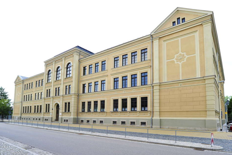 Auf dem Schulhof der Wehrdigtschule in Glauchau wird am Mittwoch Clueso auftreten.