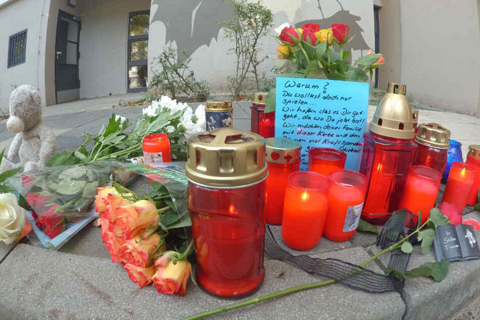 Mit Blumen und Kerzen trauern Angehörige und Nachbarn um den Jungen.