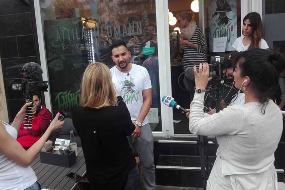 Dutzende Journalisten waren am Mittwoch gekommen, um beim "wütenden" Attila Hildmann Burger zu testen.