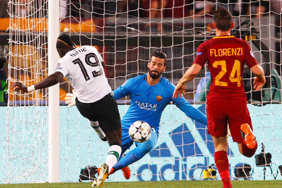 Erst vor wenigen Monaten spielte Alisson Becker (Mitte) mit seinem AS Rom im Champions-League-Halbfinale gegen den FC Liverpool und seinen neuen Mannschaftskollegen Sadio Mané (l.).