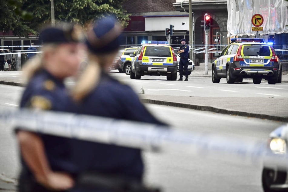 Polizisten sichern eine Straße in Malmö. (Archivbild)