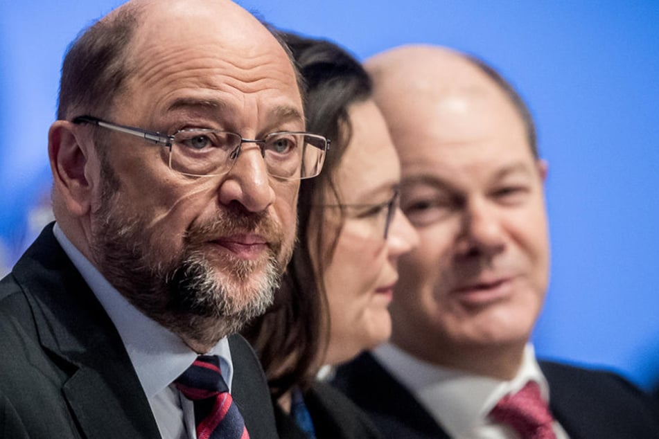 Der SPD Bundesvorsitzende Martin Schulz (l-r) sitzt neben SPD-Fraktionschefin Andrea Nahles und dem Vizevorsitzenden Olaf Scholz beim Bundesparteitag in Berlin.