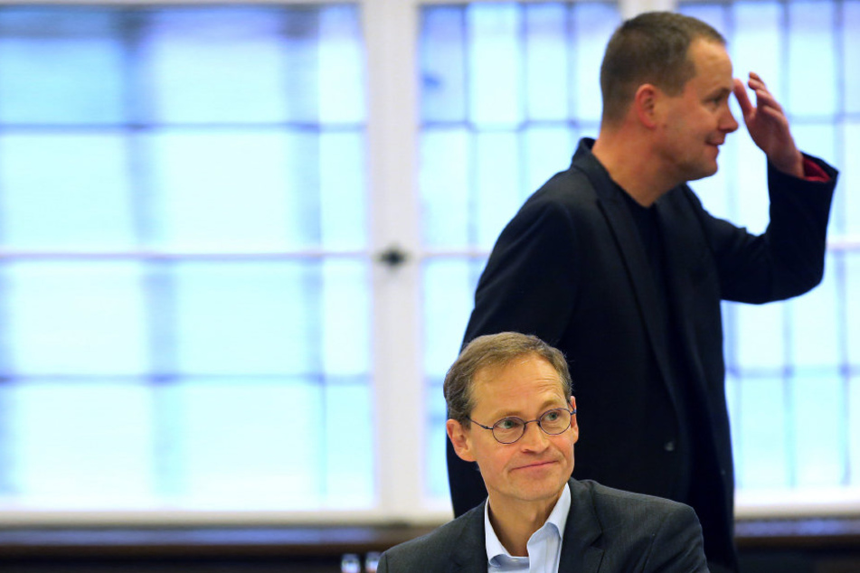 Der Regierende Bürgermeister Michael Müller (SPD) im Oktober zu Beginn der rot-rot-grünen Koalitionsgespräche im Roten Rathaus in
Berlin am Verhandlungstisch, während Klaus Lederer (Linke) hinter ihm vorbei
geht.