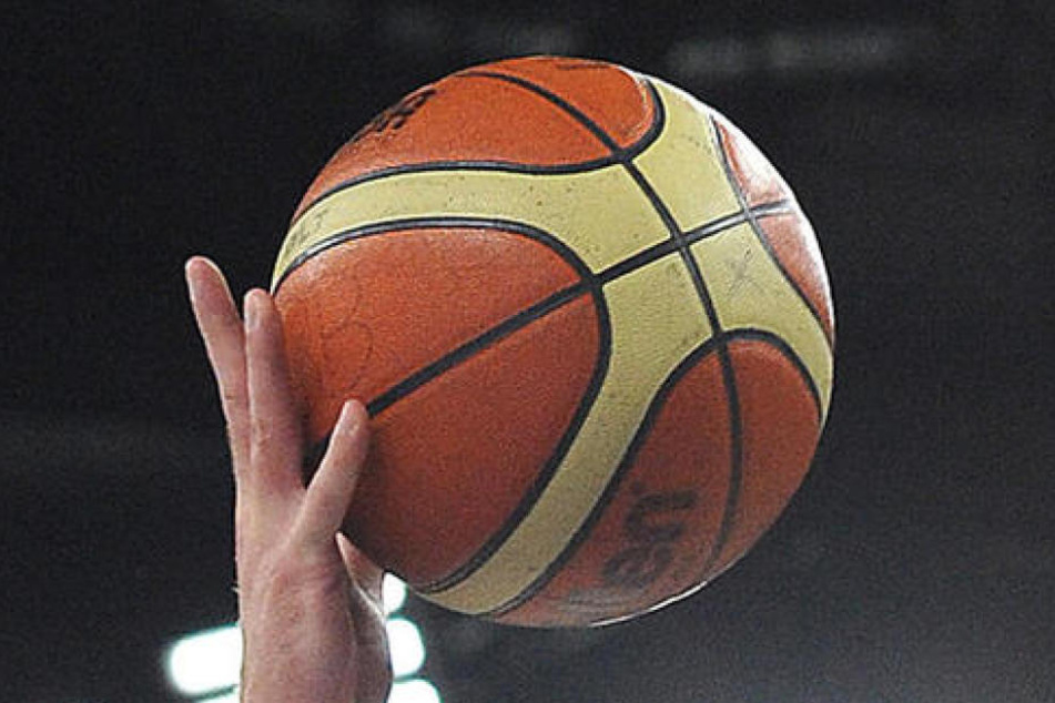 Ohne an etwas Böses zu denken hob die Frau den Basketball am Strand auf. Doch dann explodierte er plötzlich. (Symbolbild)