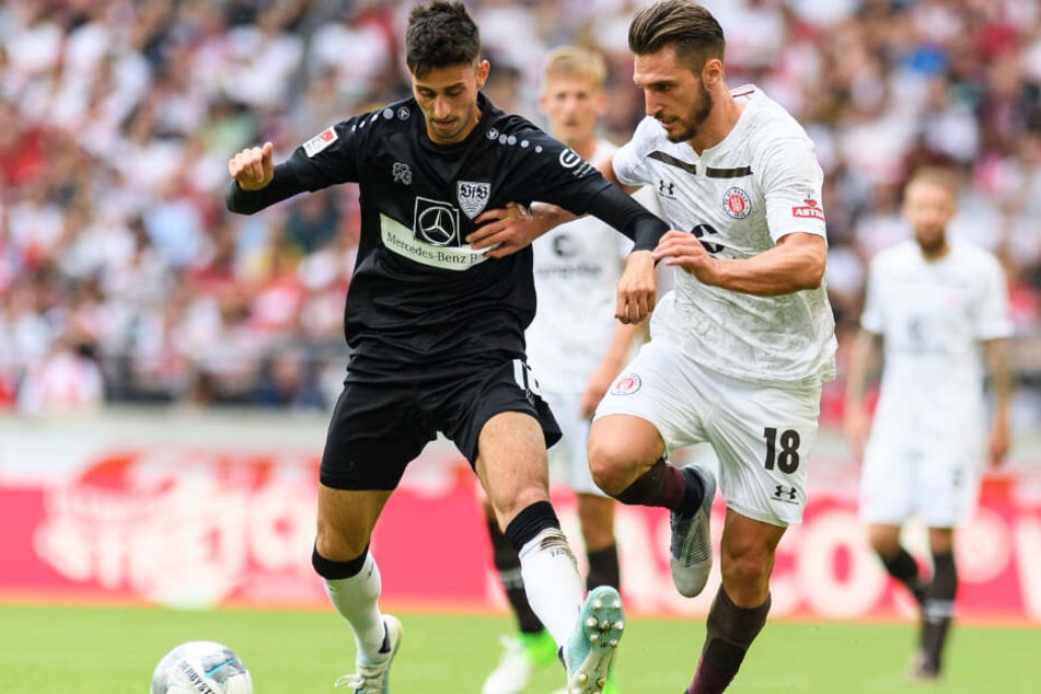 Stuttgarts Atakan Karazor (l) spielt gegen St. Paulis Dimitrios Diamantakos.